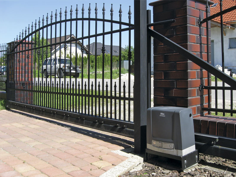 Automatic gate slider